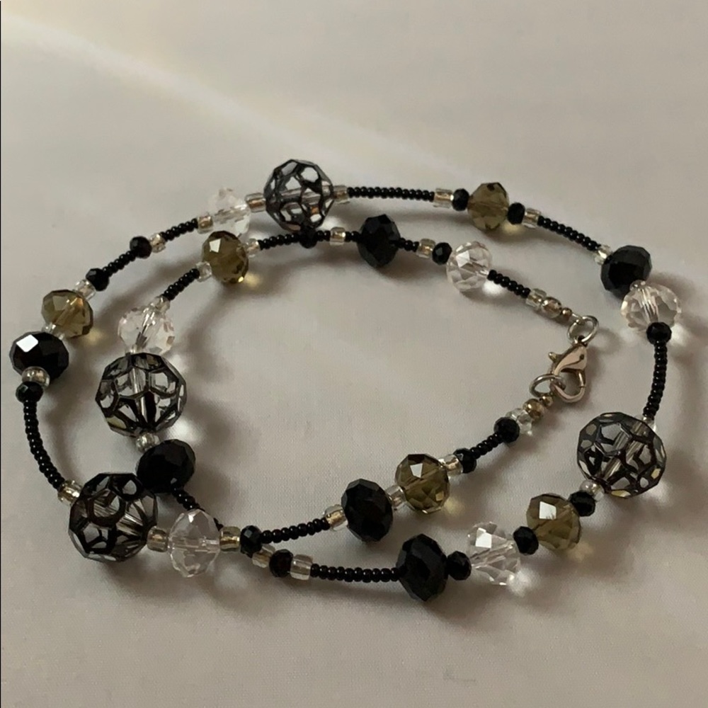 Classic black and clear bead necklace 🎩